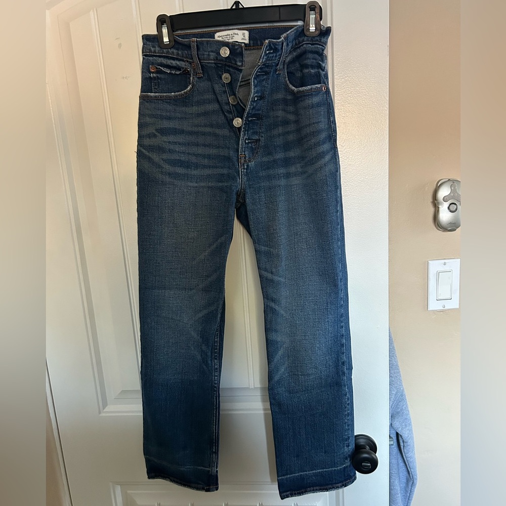 Abercrombie cropped straight button Jean 27/4